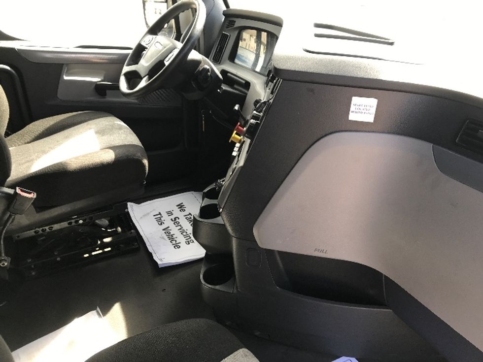 Sleeper Tractor-Heavy Duty Tractors-Freightliner-2021-T12664ST-Grand Prairie-TX-452,419\n\t\tmiles-$ 74,000 - Image 15