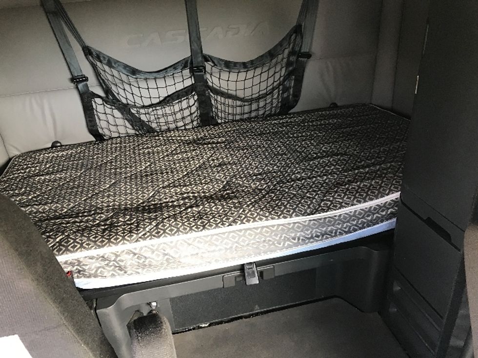 Sleeper Tractor-Heavy Duty Tractors-Freightliner-2021-T12664ST-Grand Prairie-TX-452,419\n\t\tmiles-$ 74,000 - Image 16