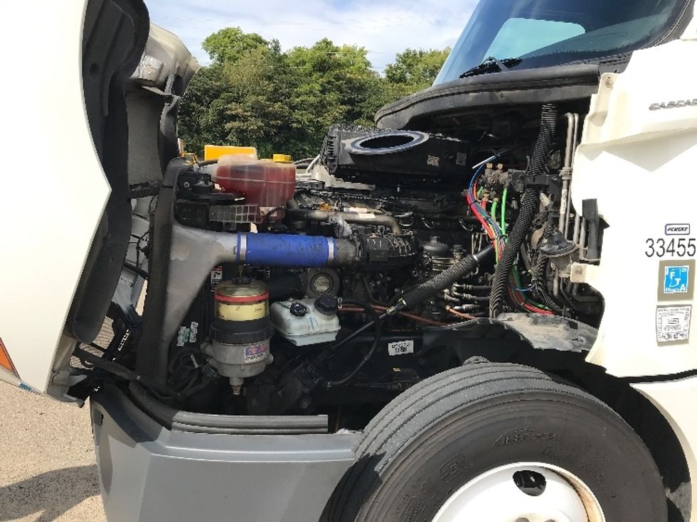 Sleeper Tractor-Heavy Duty Tractors-Freightliner-2021-T12664ST-Grand Prairie-TX-452,419\n\t\tmiles-$ 74,000 - Image 21