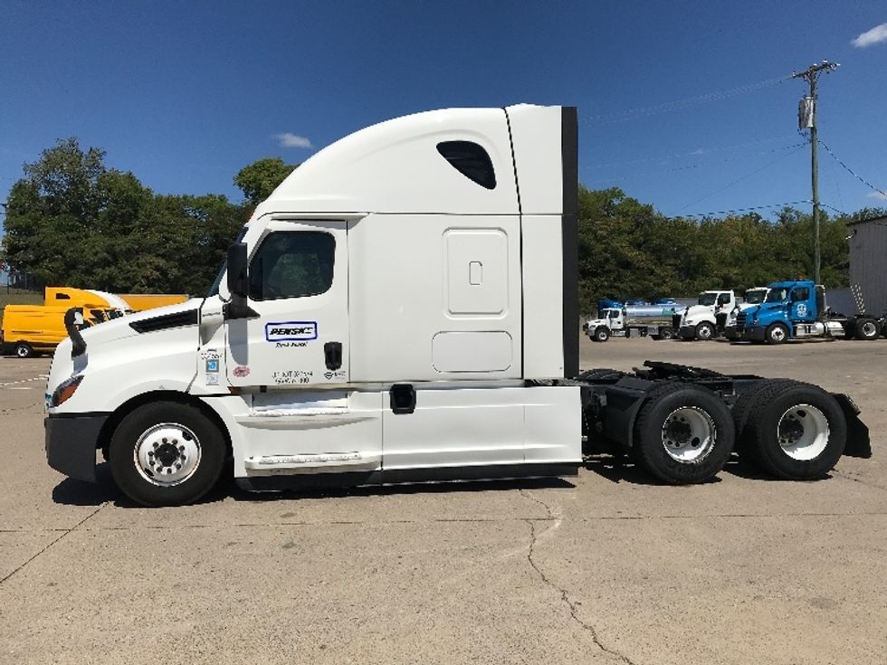 Sleeper Tractor-Heavy Duty Tractors-Freightliner-2021-T12664ST-Grand Prairie-TX-452,419\n\t\tmiles-$ 74,000 - Image 4