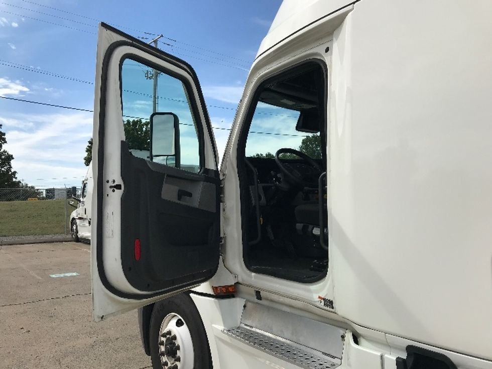 Sleeper Tractor-Heavy Duty Tractors-Freightliner-2021-T12664ST-Grand Prairie-TX-452,419\n\t\tmiles-$ 74,000 - Image 9