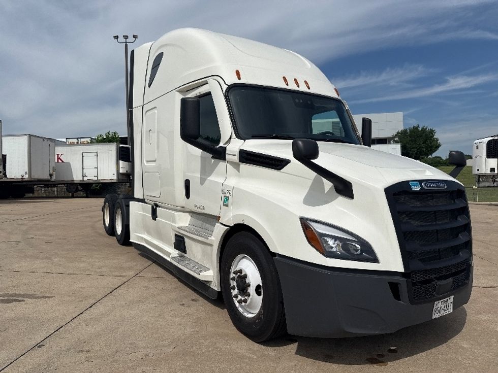 Sleeper Tractor-Heavy Duty Tractors-Freightliner-2021-T12664ST-Grand Prairie-TX-567,492\n\t\tmiles-$ 59,250 - Image 1