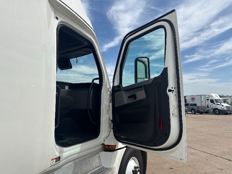 Sleeper Tractor-Heavy Duty Tractors-Freightliner-2021-T12664ST-Grand Prairie-TX-567,492\n\t\tmiles-$ 59,250 - Image 11