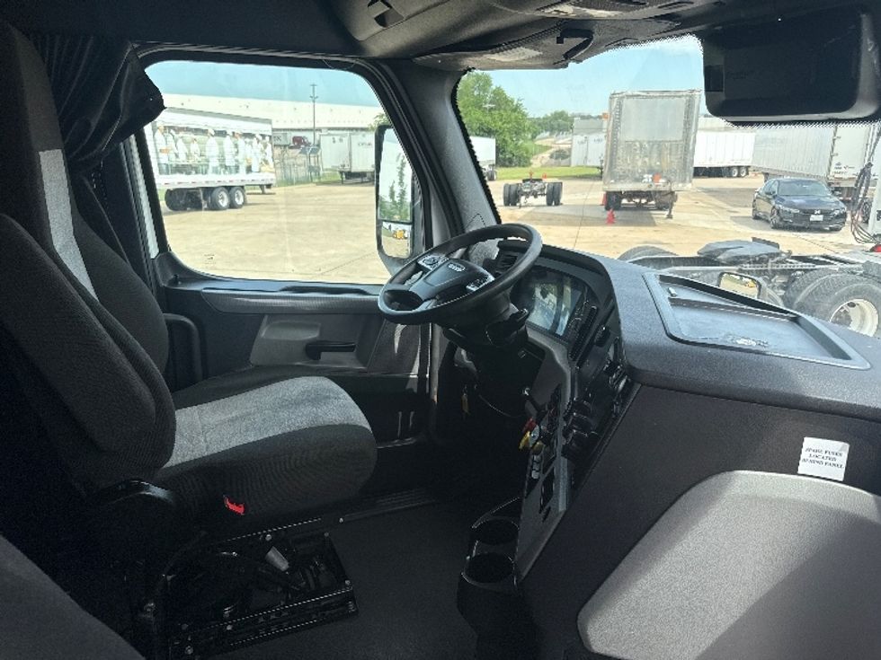 Sleeper Tractor-Heavy Duty Tractors-Freightliner-2021-T12664ST-Grand Prairie-TX-567,492\n\t\tmiles-$ 59,250 - Image 12