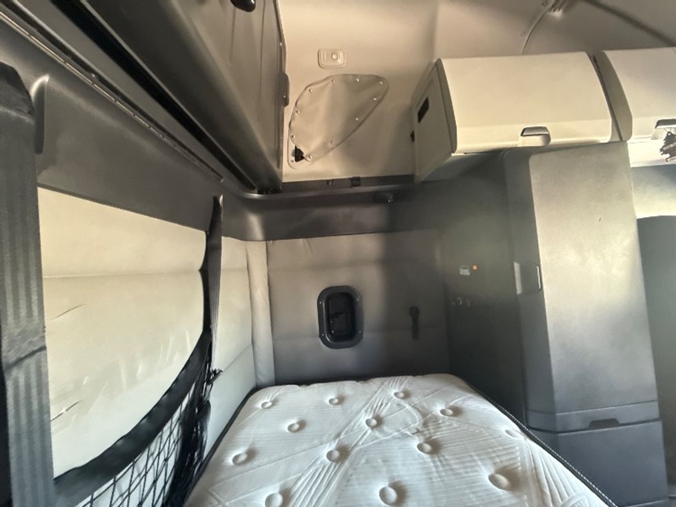 Sleeper Tractor-Heavy Duty Tractors-Freightliner-2021-T12664ST-Grand Prairie-TX-567,492\n\t\tmiles-$ 59,250 - Image 15