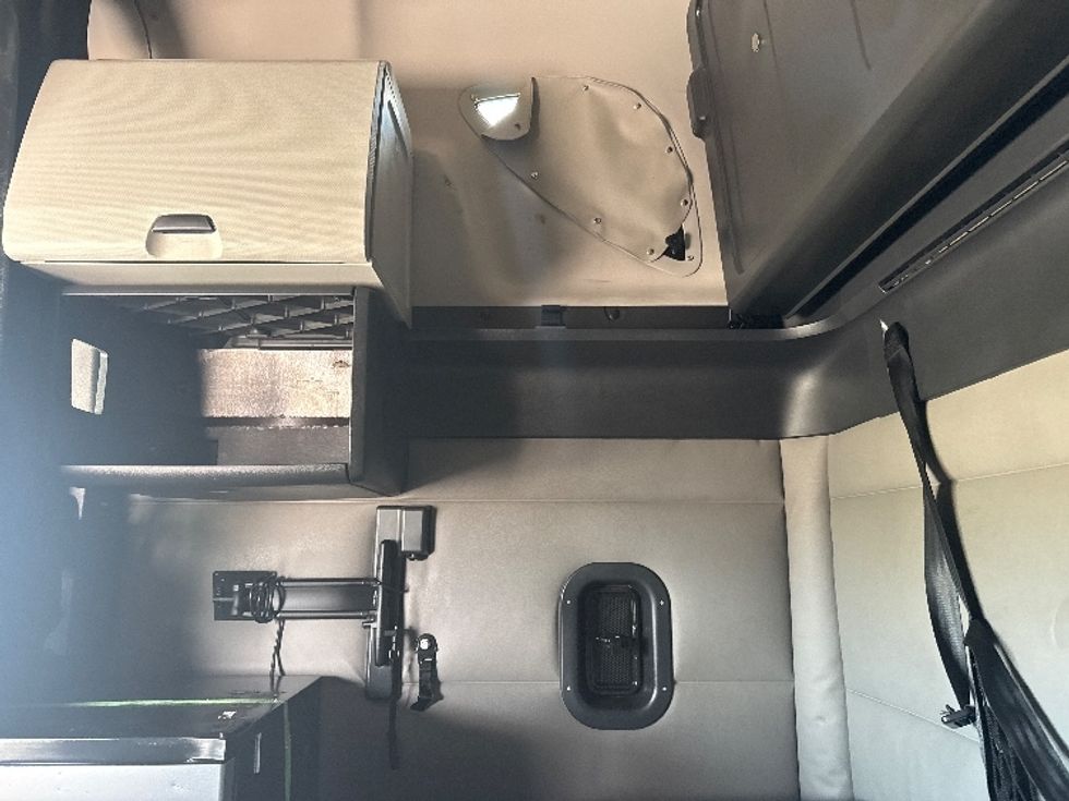 Sleeper Tractor-Heavy Duty Tractors-Freightliner-2021-T12664ST-Grand Prairie-TX-567,492\n\t\tmiles-$ 59,250 - Image 16