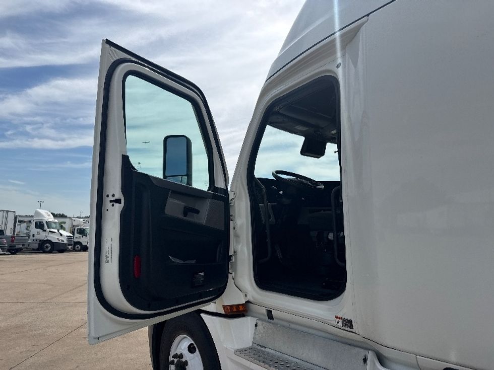 Sleeper Tractor-Heavy Duty Tractors-Freightliner-2021-T12664ST-Grand Prairie-TX-567,492\n\t\tmiles-$ 59,250 - Image 9
