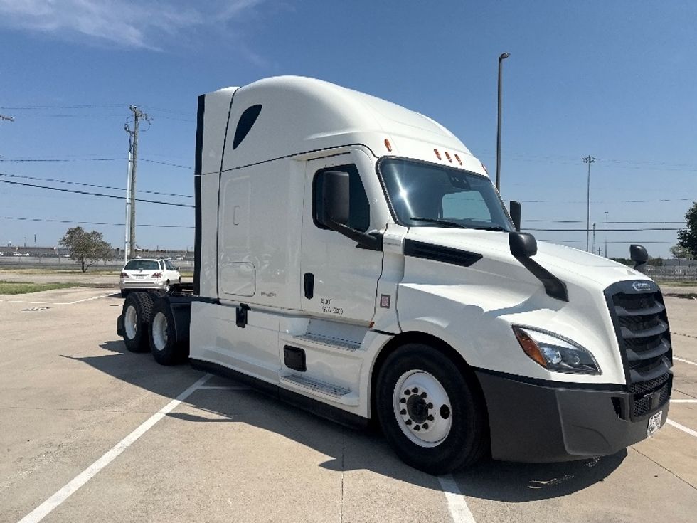 Sleeper Tractor-Heavy Duty Tractors-Freightliner-2021-T12664ST-Grand Prairie-TX-570,686\n\t\tmiles-$ 62,750 - Image 1