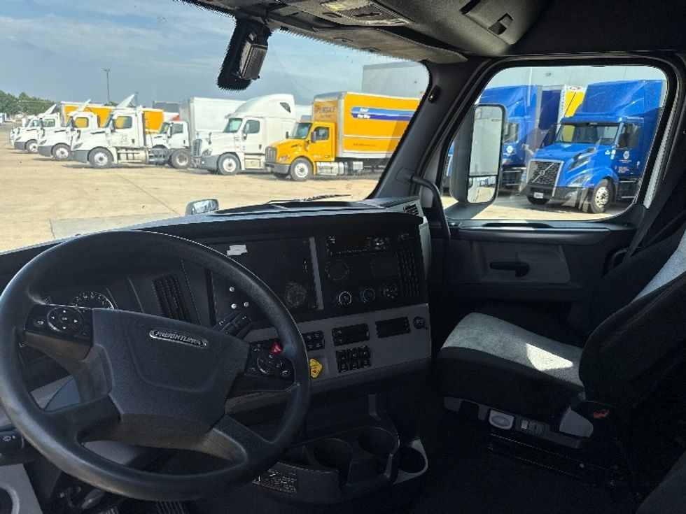 Sleeper Tractor-Heavy Duty Tractors-Freightliner-2021-T12664ST-Grand Prairie-TX-570,686\n\t\tmiles-$ 62,750 - Image 10
