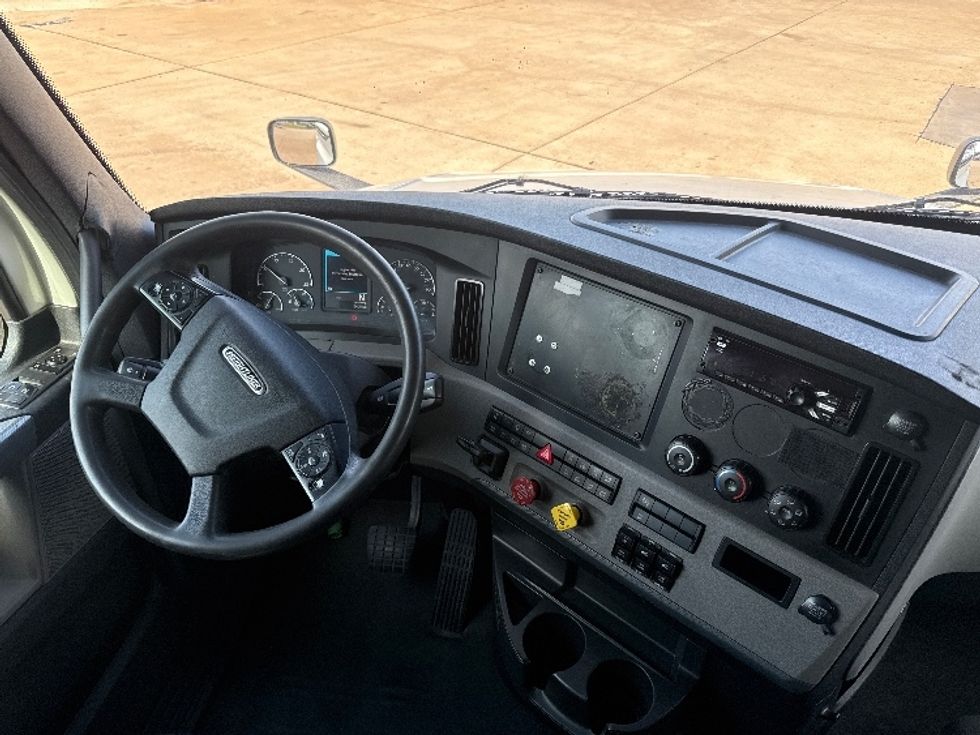 Sleeper Tractor-Heavy Duty Tractors-Freightliner-2021-T12664ST-Grand Prairie-TX-570,686\n\t\tmiles-$ 62,750 - Image 11