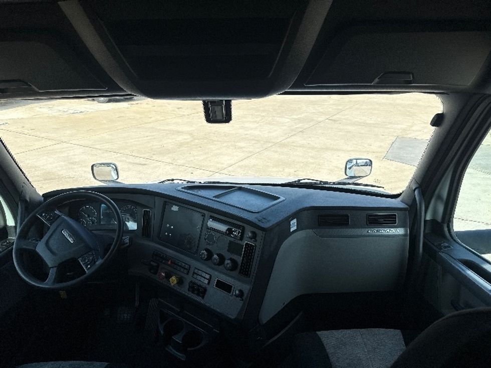 Sleeper Tractor-Heavy Duty Tractors-Freightliner-2021-T12664ST-Grand Prairie-TX-570,686\n\t\tmiles-$ 62,750 - Image 12