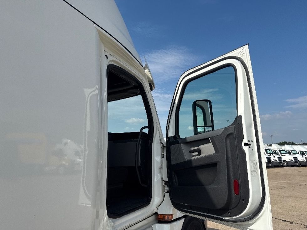 Sleeper Tractor-Heavy Duty Tractors-Freightliner-2021-T12664ST-Grand Prairie-TX-570,686\n\t\tmiles-$ 62,750 - Image 13