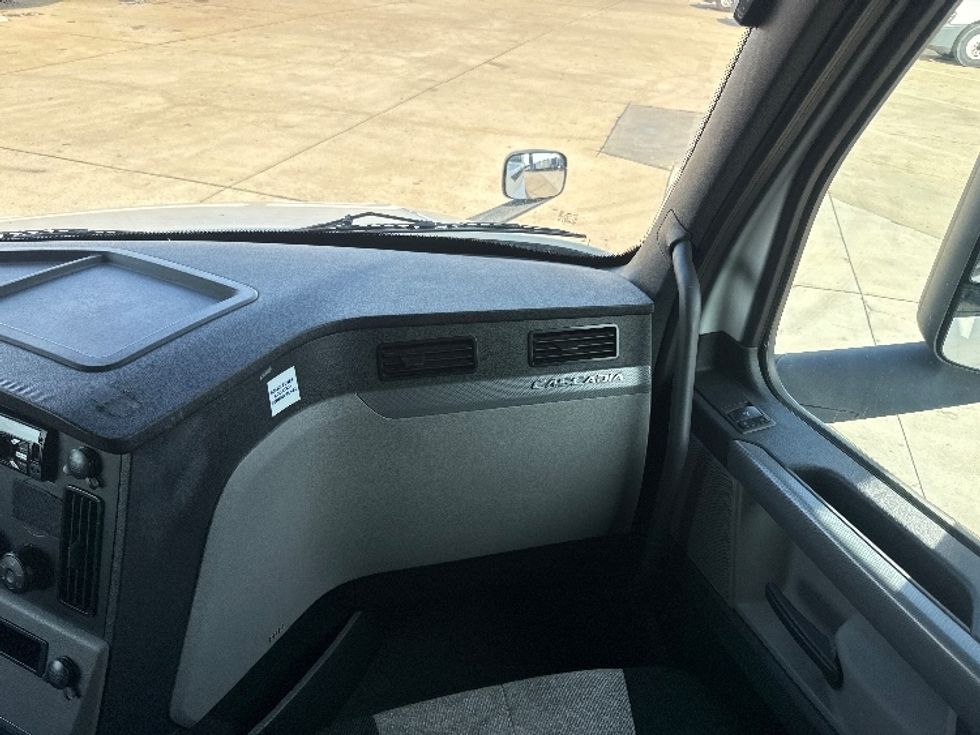 Sleeper Tractor-Heavy Duty Tractors-Freightliner-2021-T12664ST-Grand Prairie-TX-570,686\n\t\tmiles-$ 62,750 - Image 14