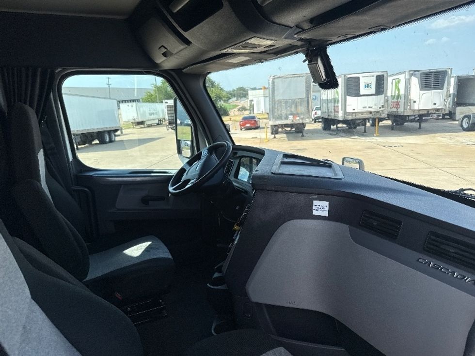 Sleeper Tractor-Heavy Duty Tractors-Freightliner-2021-T12664ST-Grand Prairie-TX-570,686\n\t\tmiles-$ 62,750 - Image 15