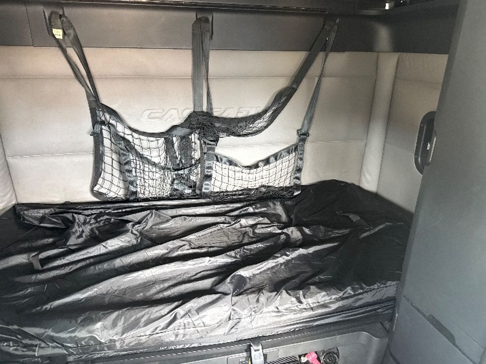 Sleeper Tractor-Heavy Duty Tractors-Freightliner-2021-T12664ST-Grand Prairie-TX-570,686\n\t\tmiles-$ 62,750 - Image 17