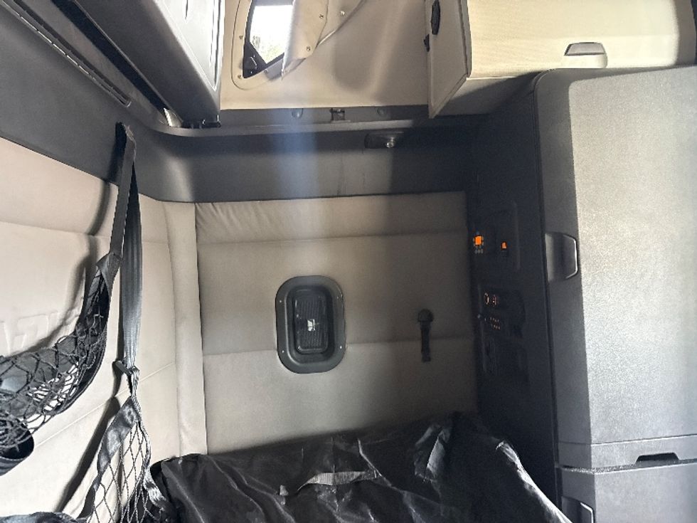 Sleeper Tractor-Heavy Duty Tractors-Freightliner-2021-T12664ST-Grand Prairie-TX-570,686\n\t\tmiles-$ 62,750 - Image 18