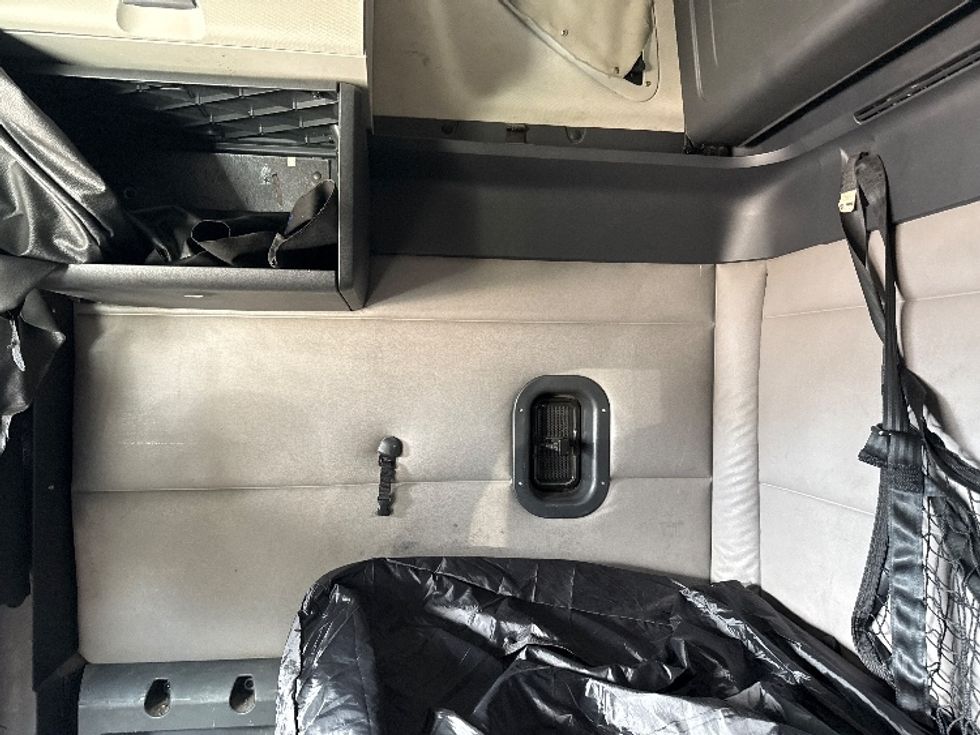 Sleeper Tractor-Heavy Duty Tractors-Freightliner-2021-T12664ST-Grand Prairie-TX-570,686\n\t\tmiles-$ 62,750 - Image 19