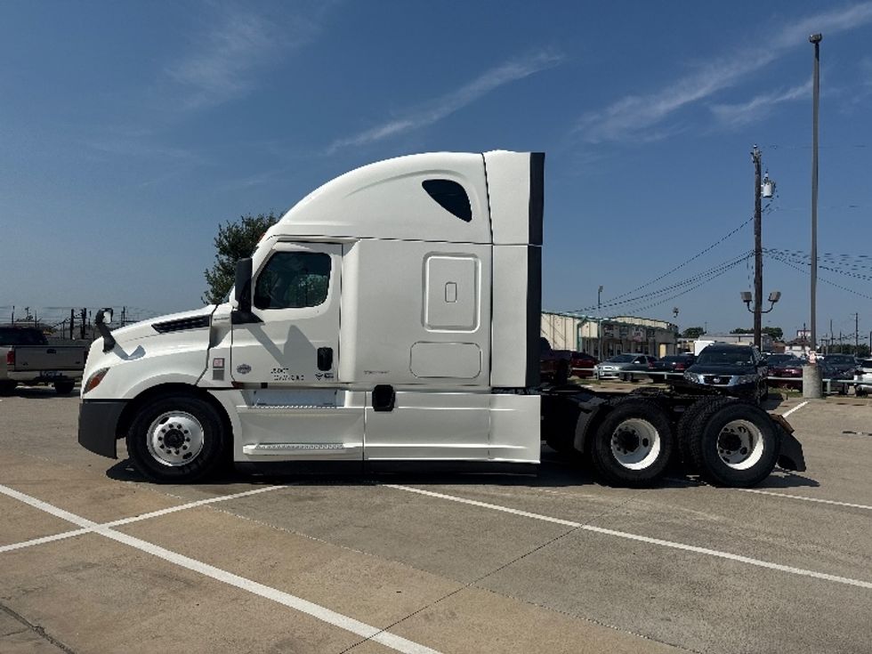 Sleeper Tractor-Heavy Duty Tractors-Freightliner-2021-T12664ST-Grand Prairie-TX-570,686\n\t\tmiles-$ 62,750 - Image 4