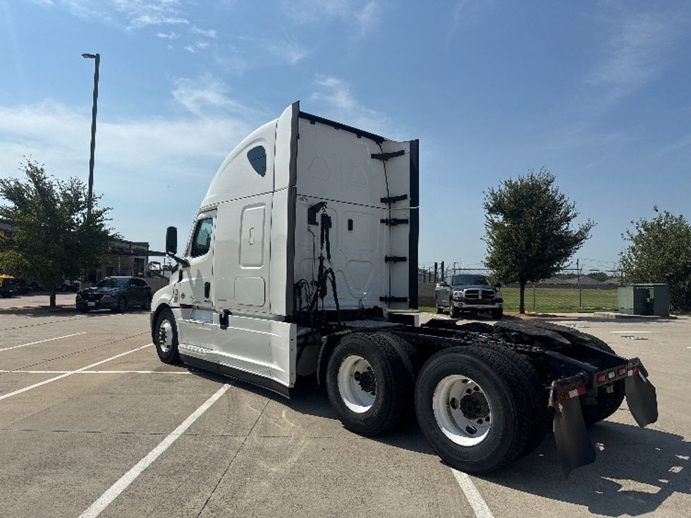 Sleeper Tractor-Heavy Duty Tractors-Freightliner-2021-T12664ST-Grand Prairie-TX-570,686\n\t\tmiles-$ 62,750 - Image 5
