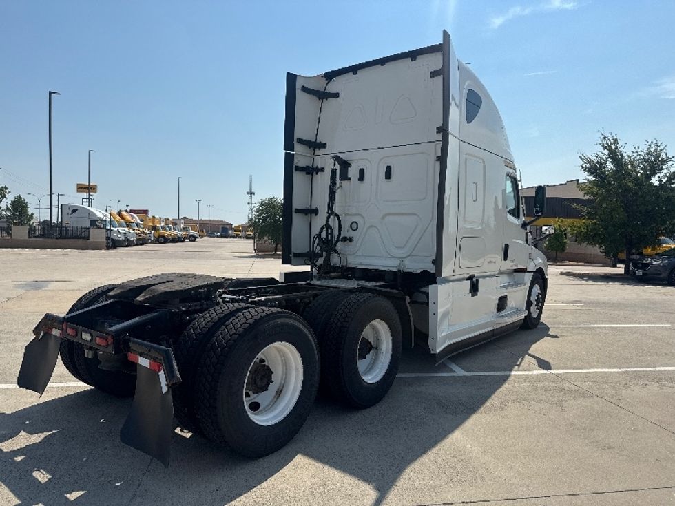 Sleeper Tractor-Heavy Duty Tractors-Freightliner-2021-T12664ST-Grand Prairie-TX-570,686\n\t\tmiles-$ 62,750 - Image 7