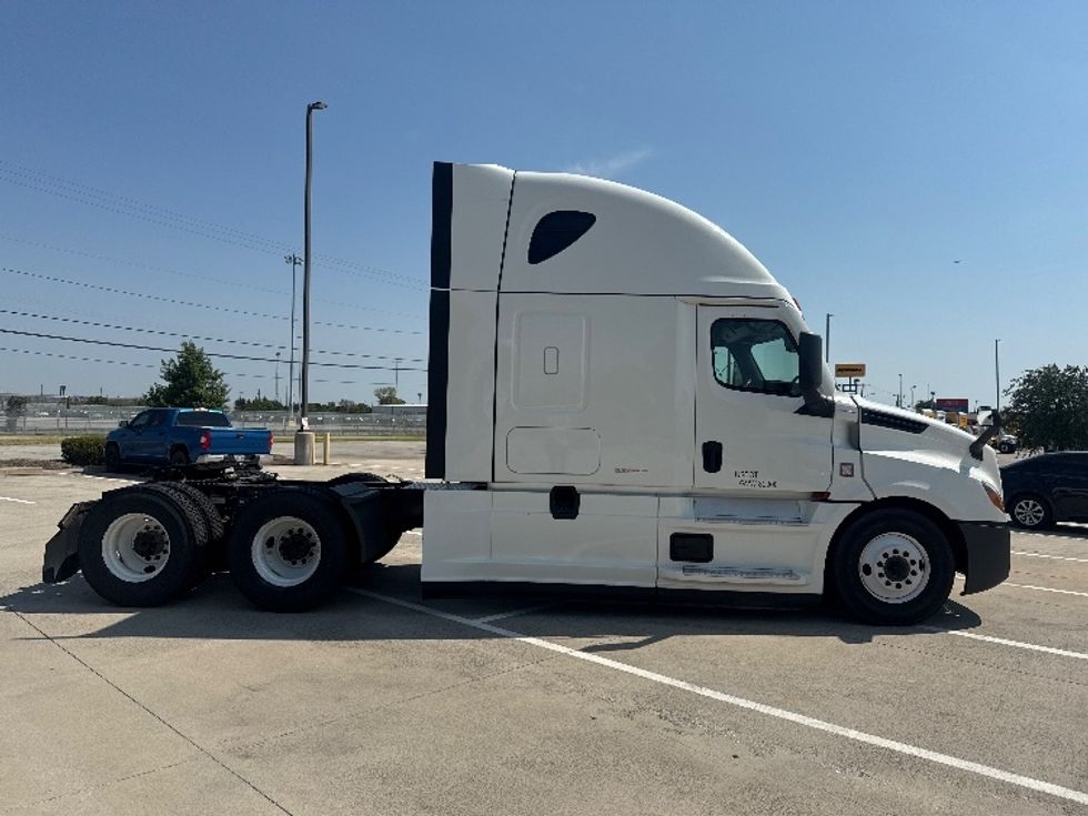 Sleeper Tractor-Heavy Duty Tractors-Freightliner-2021-T12664ST-Grand Prairie-TX-570,686\n\t\tmiles-$ 62,750 - Image 8