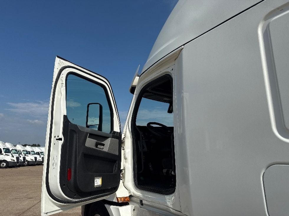 Sleeper Tractor-Heavy Duty Tractors-Freightliner-2021-T12664ST-Grand Prairie-TX-570,686\n\t\tmiles-$ 62,750 - Image 9