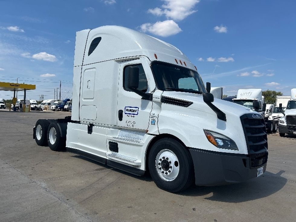 Sleeper Tractor-Heavy Duty Tractors-Freightliner-2021-T12664ST-Grand Prairie-TX-589,241\n\t\tmiles-$ 61,000 - Image 1