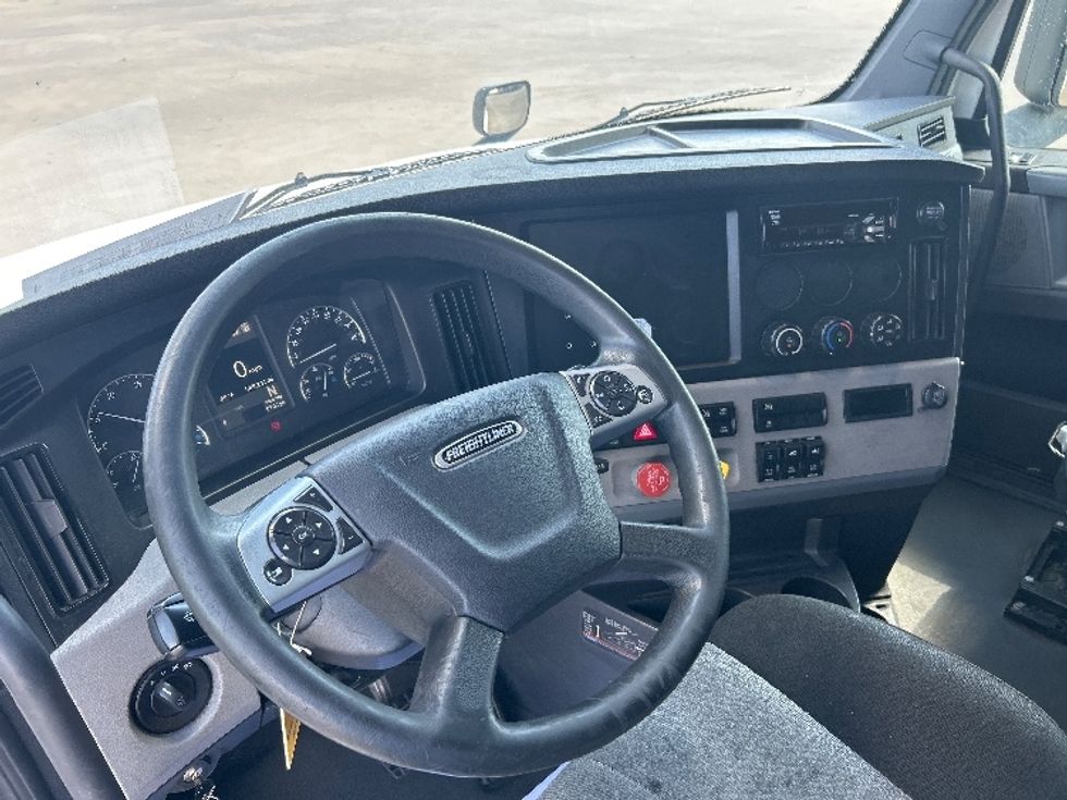 Sleeper Tractor-Heavy Duty Tractors-Freightliner-2021-T12664ST-Grand Prairie-TX-589,241\n\t\tmiles-$ 61,000 - Image 10