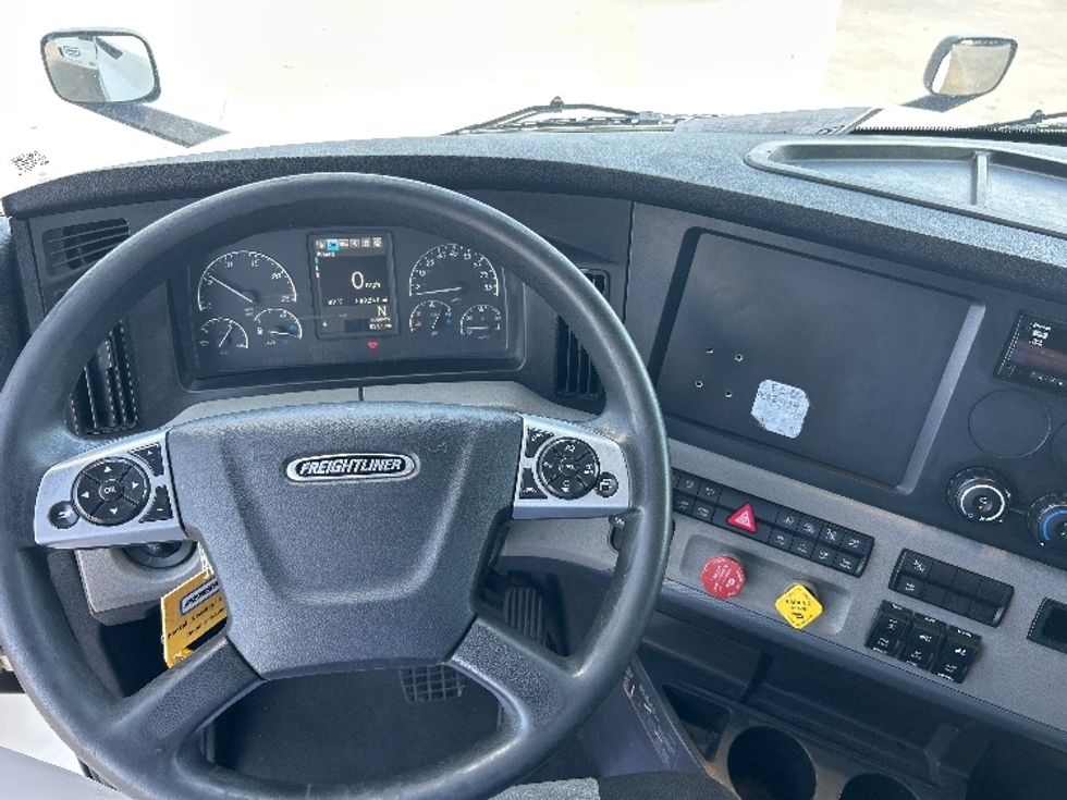 Sleeper Tractor-Heavy Duty Tractors-Freightliner-2021-T12664ST-Grand Prairie-TX-589,241\n\t\tmiles-$ 61,000 - Image 11