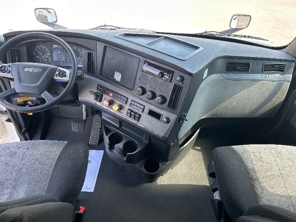 Sleeper Tractor-Heavy Duty Tractors-Freightliner-2021-T12664ST-Grand Prairie-TX-589,241\n\t\tmiles-$ 61,000 - Image 12