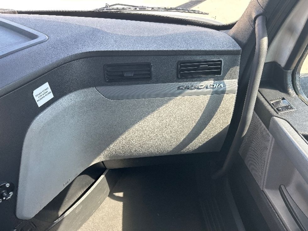 Sleeper Tractor-Heavy Duty Tractors-Freightliner-2021-T12664ST-Grand Prairie-TX-589,241\n\t\tmiles-$ 61,000 - Image 14