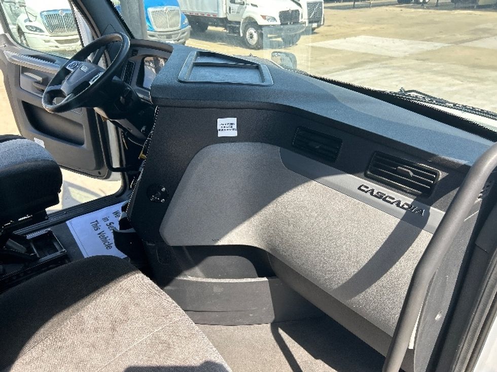 Sleeper Tractor-Heavy Duty Tractors-Freightliner-2021-T12664ST-Grand Prairie-TX-589,241\n\t\tmiles-$ 61,000 - Image 15