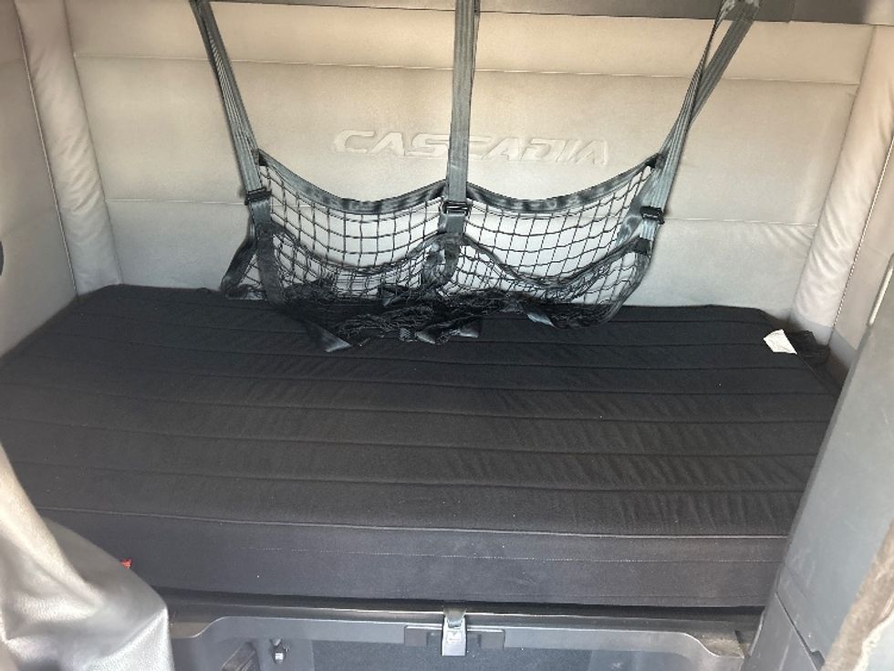 Sleeper Tractor-Heavy Duty Tractors-Freightliner-2021-T12664ST-Grand Prairie-TX-589,241\n\t\tmiles-$ 61,000 - Image 16