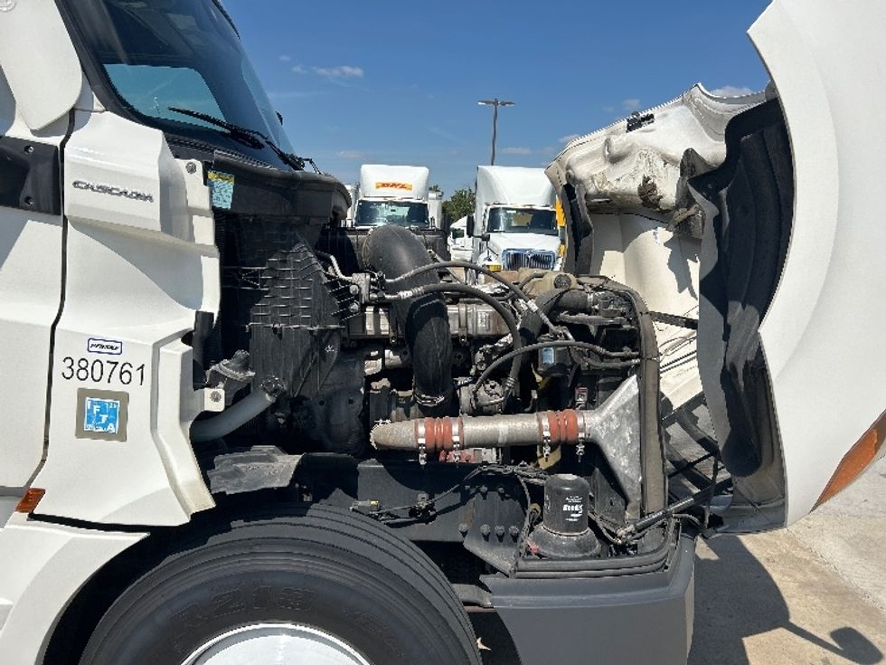 Sleeper Tractor-Heavy Duty Tractors-Freightliner-2021-T12664ST-Grand Prairie-TX-589,241\n\t\tmiles-$ 61,000 - Image 19