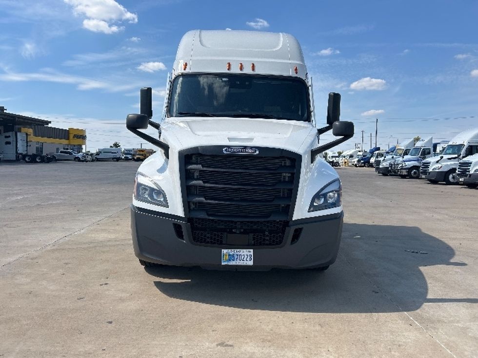 2021 Freightliner Cascadia 126" Sleeper Cab photo 2