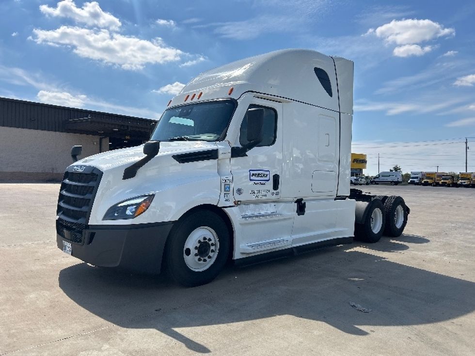 2021 Freightliner Cascadia 126" Sleeper Cab photo 3