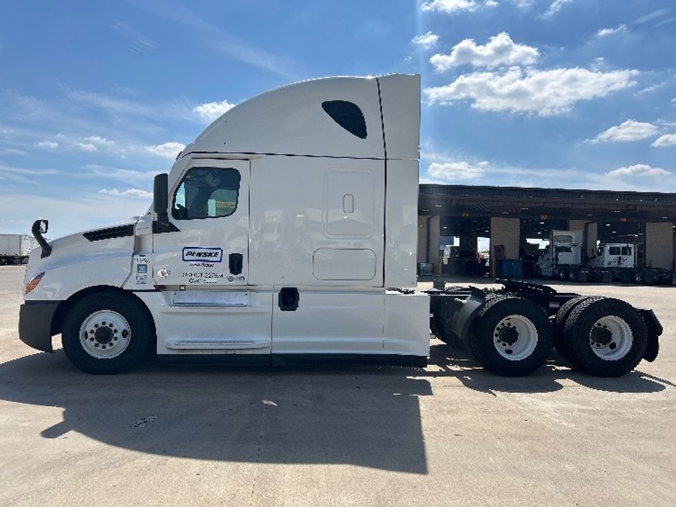 2021 Freightliner Cascadia 126" Sleeper Cab photo 4