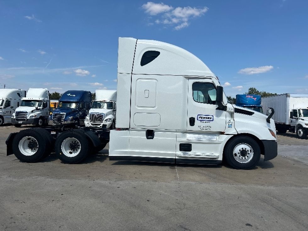 Sleeper Tractor-Heavy Duty Tractors-Freightliner-2021-T12664ST-Grand Prairie-TX-589,241\n\t\tmiles-$ 61,000 - Image 8