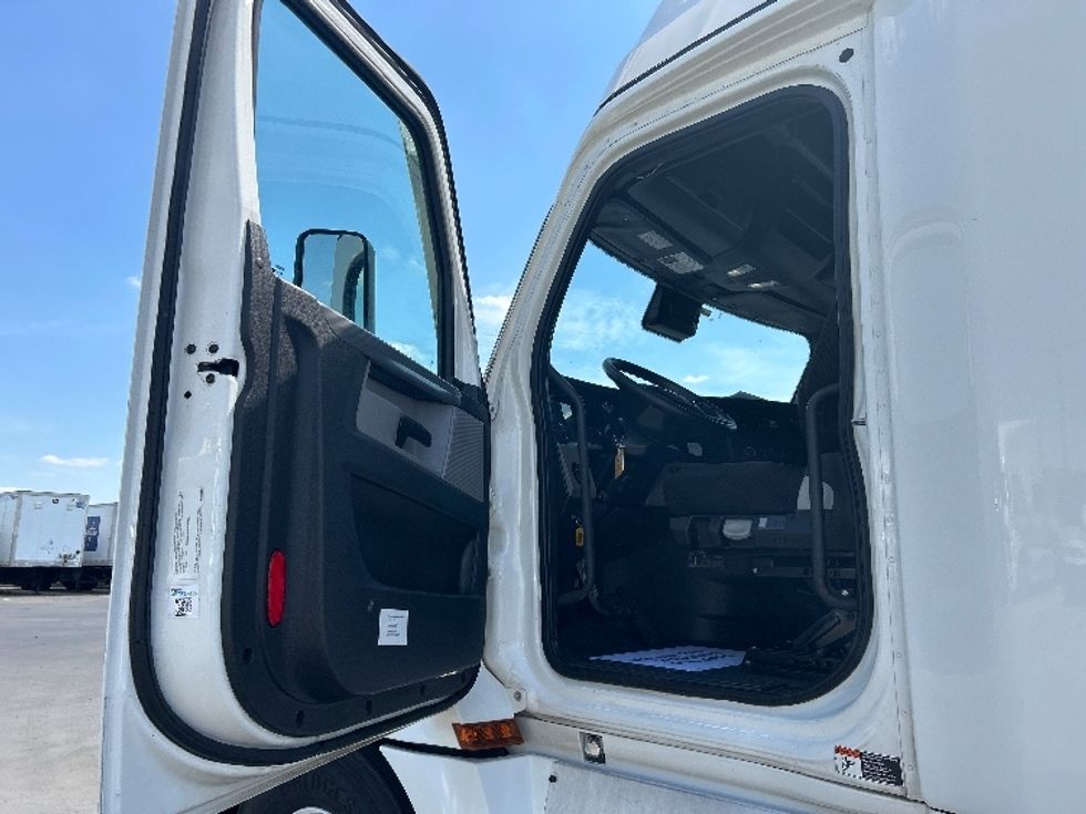 Sleeper Tractor-Heavy Duty Tractors-Freightliner-2021-T12664ST-Grand Prairie-TX-589,241\n\t\tmiles-$ 61,000 - Image 9