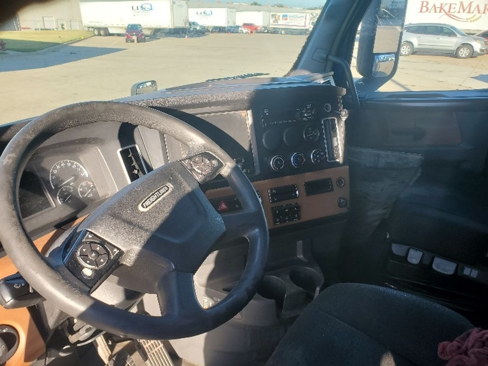 Sleeper Tractor-Heavy Duty Tractors-Freightliner-2021-T12664ST-Grand Prairie-TX-595,673\n\t\tmiles-$ 58,750 - Image 10