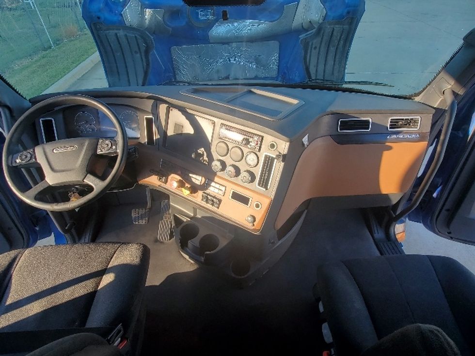 Sleeper Tractor-Heavy Duty Tractors-Freightliner-2021-T12664ST-Grand Prairie-TX-595,673\n\t\tmiles-$ 58,750 - Image 12