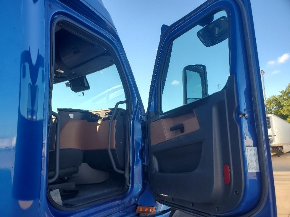 Sleeper Tractor-Heavy Duty Tractors-Freightliner-2021-T12664ST-Grand Prairie-TX-595,673\n\t\tmiles-$ 58,750 - Image 13