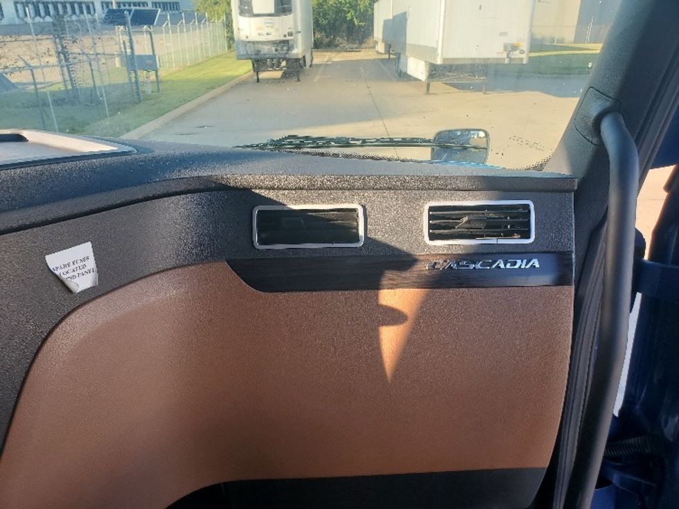 Sleeper Tractor-Heavy Duty Tractors-Freightliner-2021-T12664ST-Grand Prairie-TX-595,673\n\t\tmiles-$ 58,750 - Image 14