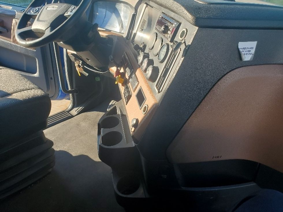 Sleeper Tractor-Heavy Duty Tractors-Freightliner-2021-T12664ST-Grand Prairie-TX-595,673\n\t\tmiles-$ 58,750 - Image 15