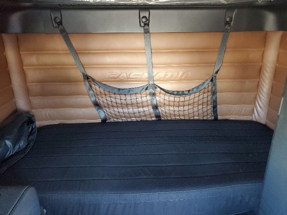 Sleeper Tractor-Heavy Duty Tractors-Freightliner-2021-T12664ST-Grand Prairie-TX-595,673\n\t\tmiles-$ 58,750 - Image 16