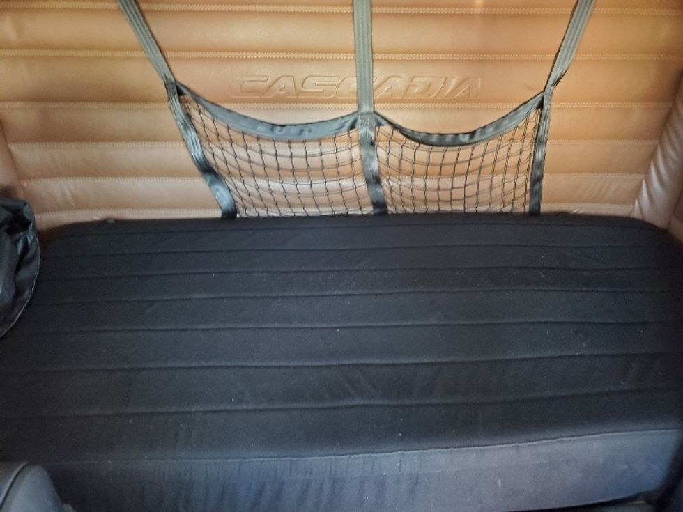 Sleeper Tractor-Heavy Duty Tractors-Freightliner-2021-T12664ST-Grand Prairie-TX-595,673\n\t\tmiles-$ 58,750 - Image 17