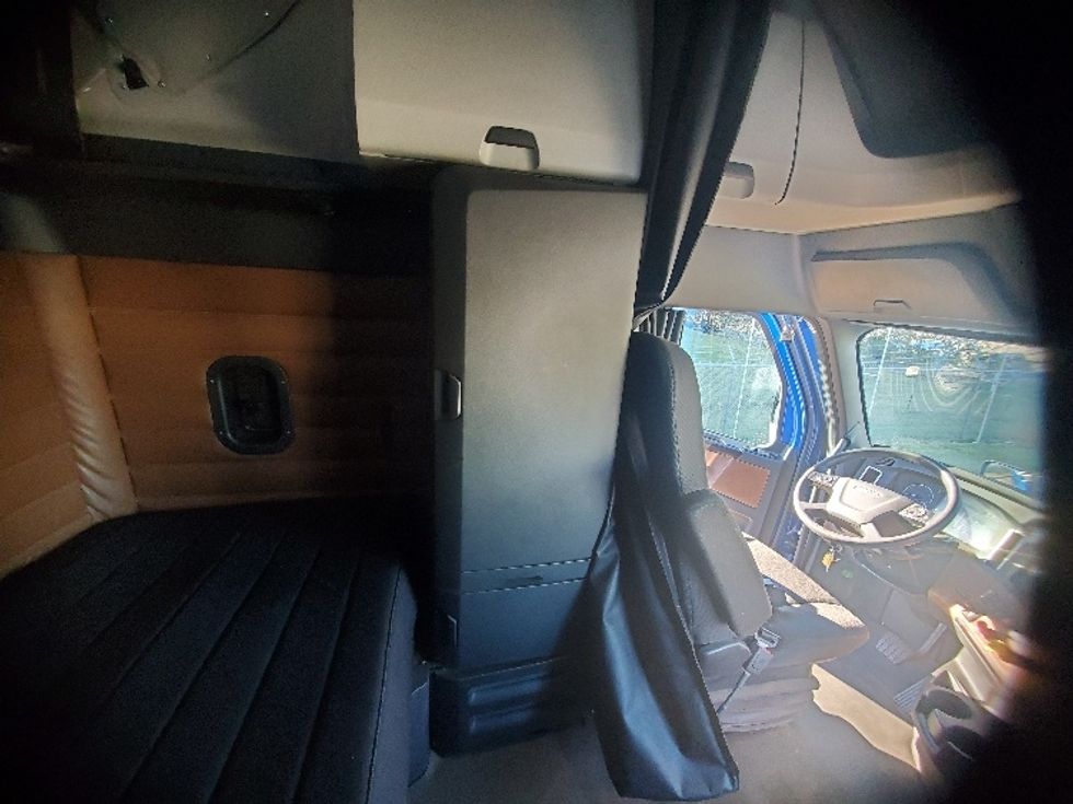 Sleeper Tractor-Heavy Duty Tractors-Freightliner-2021-T12664ST-Grand Prairie-TX-595,673\n\t\tmiles-$ 58,750 - Image 18