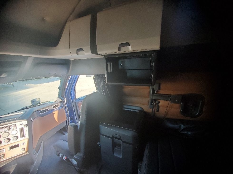 Sleeper Tractor-Heavy Duty Tractors-Freightliner-2021-T12664ST-Grand Prairie-TX-595,673\n\t\tmiles-$ 58,750 - Image 19