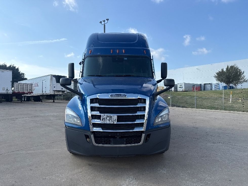 Sleeper Tractor-Heavy Duty Tractors-Freightliner-2021-T12664ST-Grand Prairie-TX-595,673\n\t\tmiles-$ 58,750 - Image 2