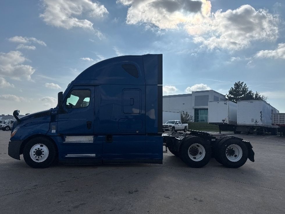 Sleeper Tractor-Heavy Duty Tractors-Freightliner-2021-T12664ST-Grand Prairie-TX-595,673\n\t\tmiles-$ 58,750 - Image 4